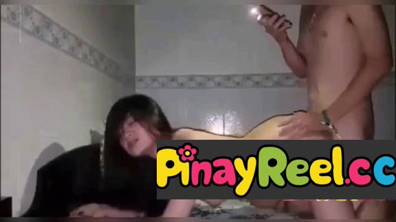 Inilawan para kitang kita ang pag labas pasok sa kanyang kwan