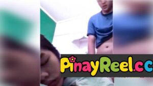 Pinisil ang pisngi ng pwet at binayo ang puke